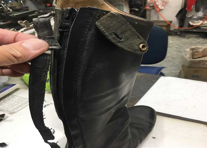 乗馬靴のファスナーカバーの革も修理します、2