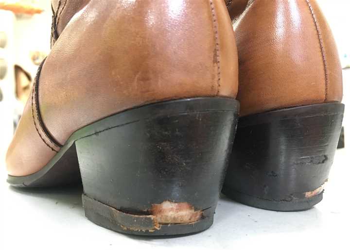 ブーツのヒール革の巻きかえ修理、1